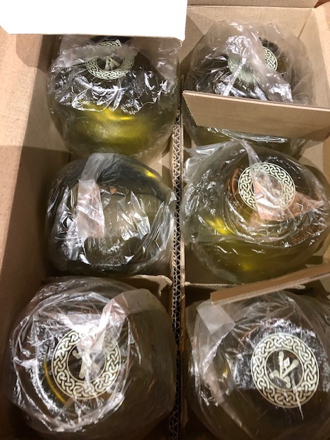 商品がいくつか届いていますが・・・ガラス製品が破損しています