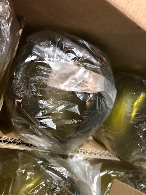 商品がいくつか届いていますが・・・ガラス製品が破損しています